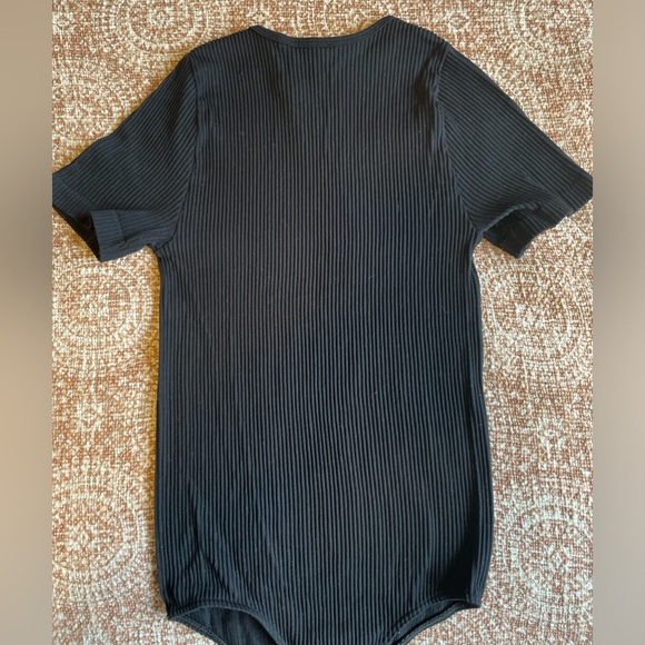 Aritzia The Group By Babaton Seamless Tee Bodysuit Size Small in Black - Picture 5 of 7